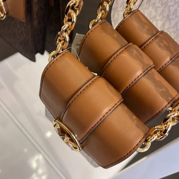 Michael Kors Carmen Small Logo Smartphone Crossbody Bag
Vanilla - Picture 2 of 16